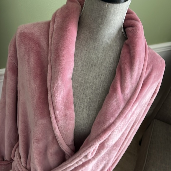 Pink fuzzy robe size medium - Picture 2 of 7